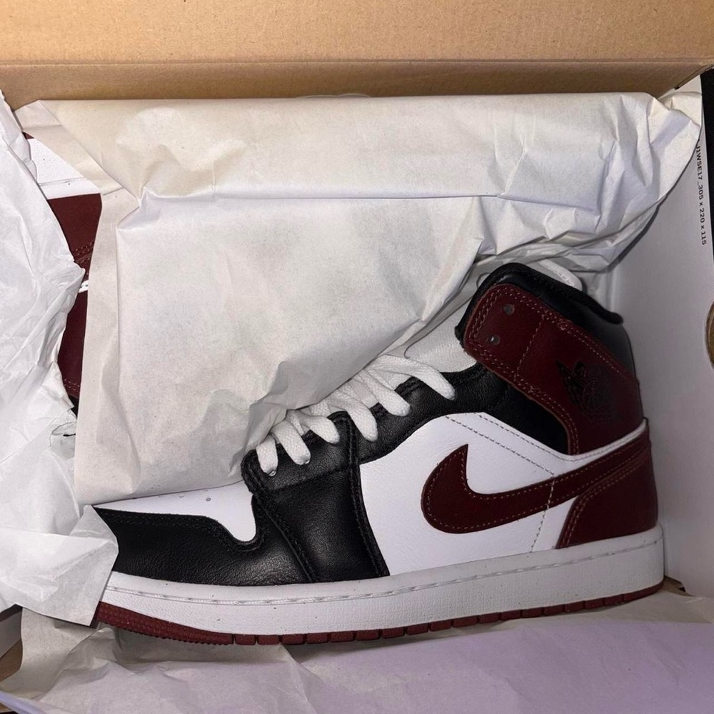 Nike Air Jordan 1 mid SE